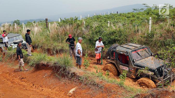 Jeep peserta jurnalis 4x4 terjebak dalam lumpur selama Fastron Weekend Drive-Dasa Warsa Jurnalis 4X4 di Depes Offroad Track, Desa Pelangi, Sentul, Bogor, Jabar (26/11). Kegiatan ini diikuti ratusan peserta dari 13 klub otomotif. (Liputan6.com/HO/Tatan)