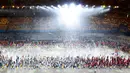 Para atlet dari masing-masing negara ambil bagian dalam upacara penutupan Olimpiade Rio 2016 di Stadion Maracana, Rio de Janeiro, Minggu (21/8). Olimpiade Rio 2016 resmi berakhir dengan Amerika Serikat keluar sebagai juara umum. (REUTERS/Fabrizio Bensch)