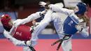 Atlet taekwondo Indonesia, Mariska Halinda, saat melawan wakil Lebanon, Laetitia Aoun, pada babak perdelapan final Asian Games di JCC, Jakarta, Senin (20/8/2018). Mariska Halinda kalah poin 22-23 dari Laetitia Aoun. (Bola.com/Peksi Cahyo)
