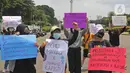 Aktivis Perempuan Mahardhika menggelar aksi memperingati Hari Perempuan Sedunia di Kawasan Patung Kuda Arjuna Wijaya, Jakarta, Senin (8/3/2021). Dalam aksinya mereka meminta pemerintah mengakui kekerasan seksual sebagai pelanggaran HAM hingga mencabut UU Cipta kerja. (Liputan6.com/Herman Zakharia)