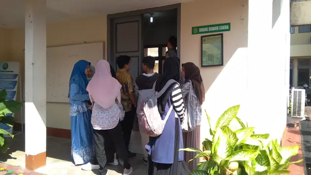 Mahasiswa di depan ruangan persidangan agenda eksepsi Saiful Mahdi (Liputan6.com/Rino Abonita)