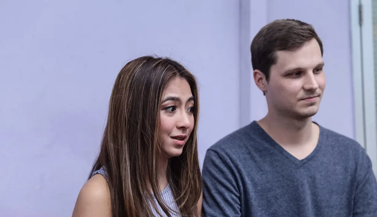 Sebagai calon ibu, Nadya Vega sedang belajar masakan Indonesia seperti Gado-Gado. “Mau belajar masak makanan Indonesia buat suamiku,supaya dia tau betapa enaknya kuliner di Indonesia”ucapnya saat dijumpai oleh bintang.com (Andy Masela/Bintang.com)