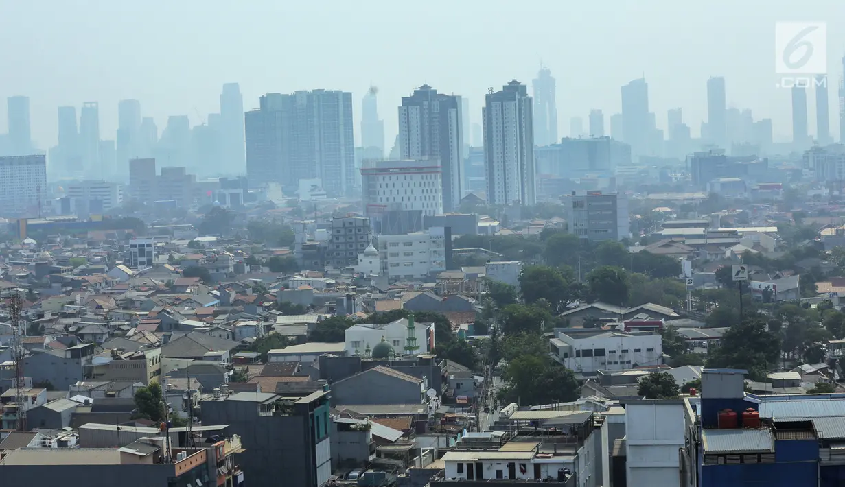 Pemandangan pemukiman penduduk dan gedung bertingkat di Jakarta, Senin (23/9/2019). Berdasarkan Global Liveability Report 2019, Jakarta jauh tertinggal dibandingkan kota-kota lain di dunia maupun kawasan Asia-Australia. (Liputan6.com/Faizal Fanani)