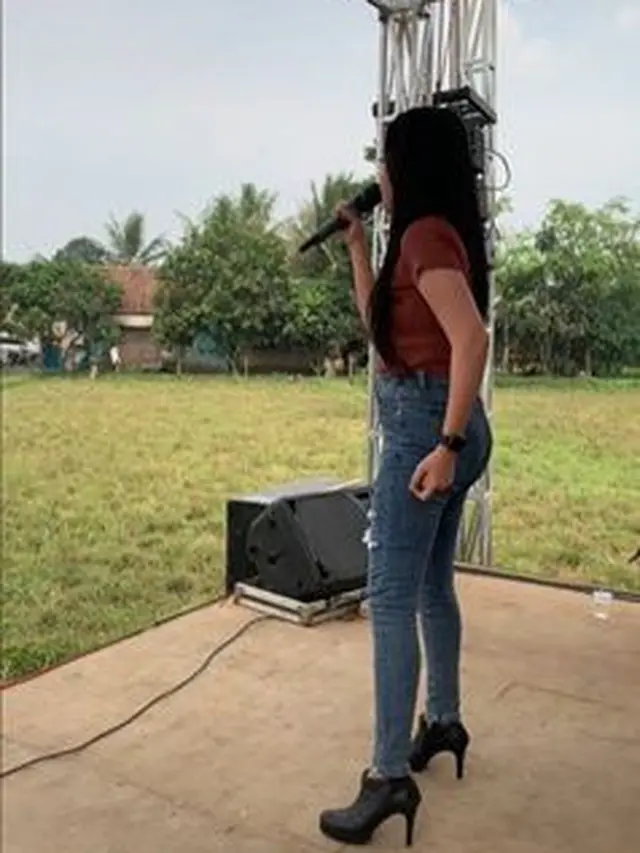 Tak Ada Penonton, Viral Aksi Penyanyi Dangdut Konser di Tengah Sawah