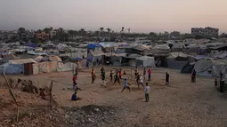 Anak-anak muda Palestina bermain voli di kamp tenda pengungsian di Zawayda, Jalur Gaza tengah, Selasa, 4 November 2025. Selasa 4 November 2025. Aktivitas ini memberikan momen singkat untuk beristirahat dan mencari kegembiraan di tengah kondisi sulit dan tantangan berat yang dihadapi para pengungsi di daerah tersebut. (AP Photo/Abdel Kareem Hana)