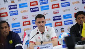Pelatih Timnas Futsal Indonesia, Hector Souto berbicara dalam sesi konferensi pers jelang ASEAN Futsal Championship 2026 di Nonthaburi, Thailand pada Minggu (5/4/2026). (Dok. FFI)