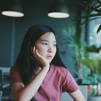 Ilustrasi perempuan yang pendiam/copyright shutterstock.com/Nuchylee