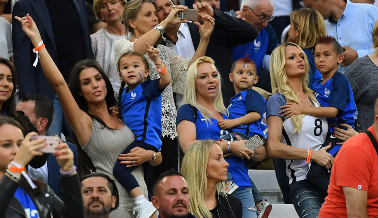 Istri Bacary Sagna, Ludivine Sagna (kiri), dan istri Dimitri Payet, Ludivine Payet (kanan), mendukung timnya melawan Albania pada laga Grup A Piala Eropa 2016 di Stade Velodrome, Marseille, Kamis (16/6/2016) dini hari WIB. (AFP/Franck Fife)