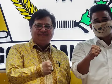 Ketum Partai Golkar Airlangga Hartarto (kiri)  berpose dengan Calon Wali Kota Medan Bobby Nasution pada Pilkada 2020 di DPP Partai Golkar, Jakarta Barat, Selasa (18/8/2020). Partai Golkar resmi mengusung Bobby Nasution dan Aulia Rahman pada Pilkada Wali Kota Medan 2020. (Liputan6.com/Johan Tallo)