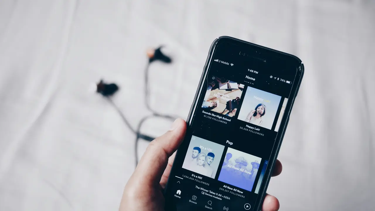 Ilustrasi Kebiasaan Membuat Playlist Musik Menurut Psikologis/Photo by Sumeet B on Unsplash