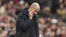 Ekspresi Pep Guardiola berubah ketika pemain Manchester United bisa menyamakan kedudukan pada menit ke-78 dalam pertandingan  lanjutan Liga Inggris 2022/2023 yang berlangsung di Old Trafford, Sabtu (14/1/2023). (AP Photo/Dave Thompson)