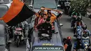 Antusiasme ribuan suporter klub sepak bola Persija mulai berdatangan melewati jalan Gatot Subroto menuju Stadion GBK, Jakarta, Minggu (9/12). Persija berpeluang besar menjadi juara jika berhasil menang melawan Mitra Kukar. (Liputan6.com/Faizal Fanani)