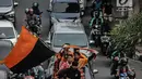 Antusiasme ribuan suporter klub sepak bola Persija mulai berdatangan melewati jalan Gatot Subroto menuju Stadion GBK, Jakarta, Minggu (9/12). Persija berpeluang besar menjadi juara jika berhasil menang melawan Mitra Kukar. (Liputan6.com/Faizal Fanani)