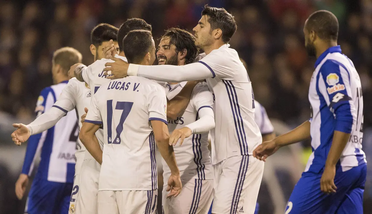 Gelandang Real Madrid, Isco, merayakan gol yang dicetaknya ke gawang Deportivo pada laga La Liga di Stadion Riazor, La Coruna, Rabu (26/4/2017). Deprtivo kalah 2-6 dari Madrid. (AP/Lalo R Villar)
