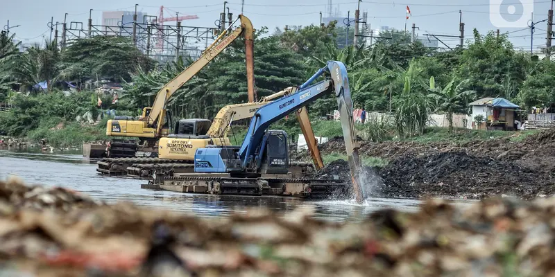 FOTO: Antisipasi Banjir, Lumpur Kali Ciliwung Dikeruk