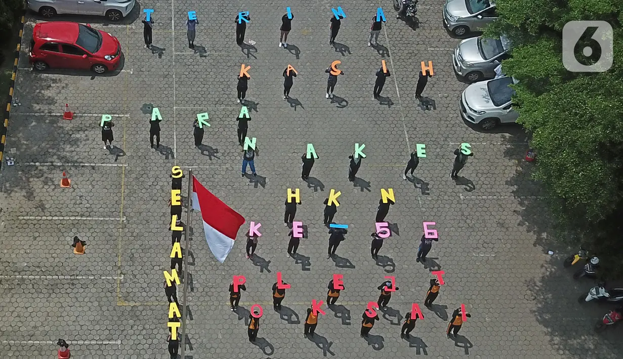 Penampilan mahasiswi Politeknik Kesehatan Jakarta III saat Hari Kesehatan Nasional ke-56 di Jatiwarna, Bekasi, Jawa Barat, Kamis (12/11/2020). Kegiatan tersebut merupakan bentuk apresiasi terhadap tenaga medis yang berjuang selama pandemi COVID-19. (Liputan6.com/Herman Zakharia)