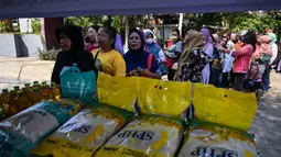 Pemerintah melalui Kementerian Pertanian (Kementan) bersama Perum Bulog menggelar Gerakan Pangan Murah (GPM) serentak di 828 titik se-Jawa Timur, Selasa (23/9/2025). (Juni KRISWANTO/AFP)