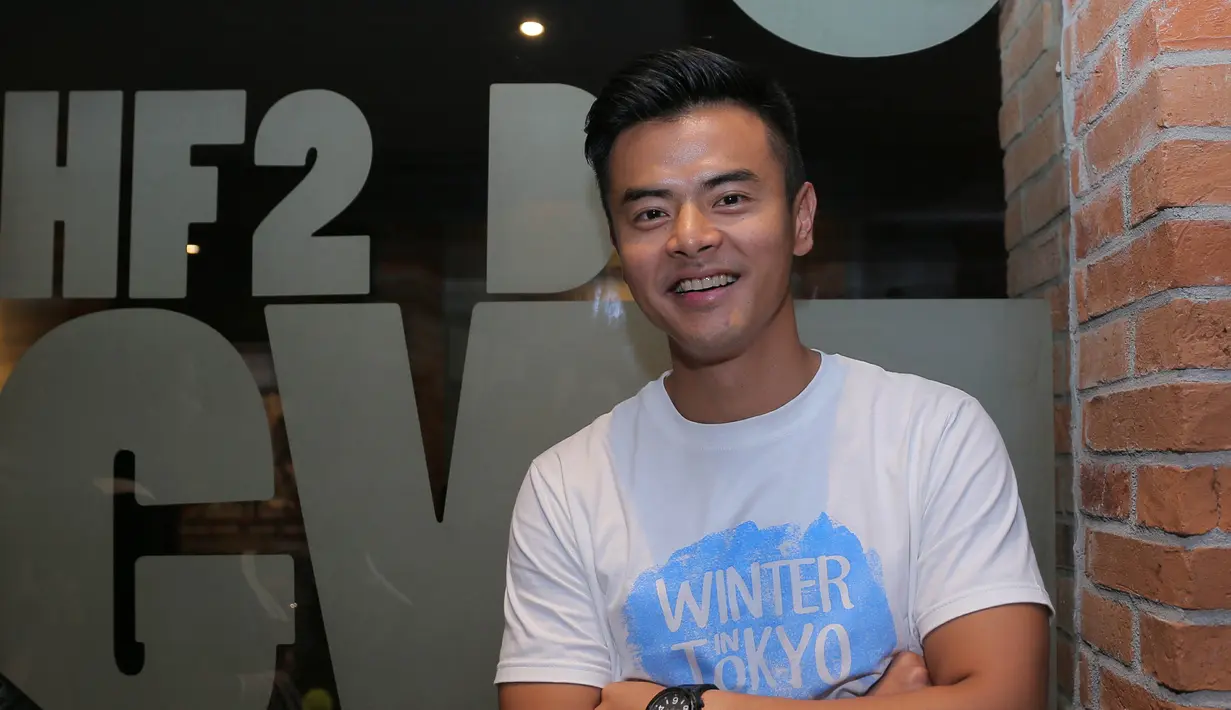 "Karena saat itu dialognya yang cukup panjang. Bibir jadi kaku, ngomong susah.‎ Pengalaman yang luar biasa, tapi dinikmati aja," tutur Dion Wiyoko. (Andy Masela/Bintang.com)