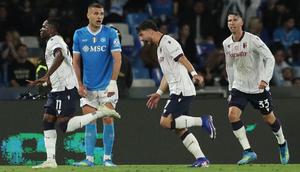 Penyerang Bologna, Jonathan Rowe, merayakan gol setelah menjebol gawang Napoli dalam laga giornata 36 Serie A Liga Italia di Diego Armando Maradona Stadium, Selasa (12/5/2026) dini hari WIB. Bologna menang 3-2 dalam lawatan ke markas Napoli itu. (CARLO HERMANN / AFP)