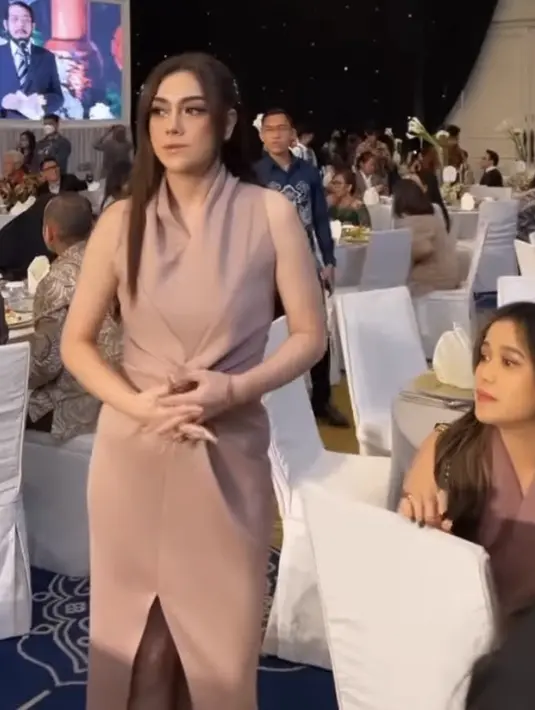 Caline Evangelista didapuk menjadi  bridesmaid. Ia tampil dengan slit dress model halterneck warna cokelat. (@celine_evangelista)