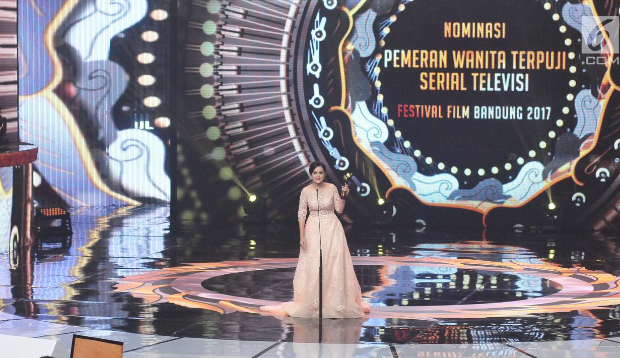 Aktris Cut Meyriska menerima penghargaan Pemeran Wanita Terpuji Serial dalam ajang Festival Film Bandung 2017 di studio 6 Emtek, Jakarta (22/10). (Liputan6.com/Helmi Afandi)