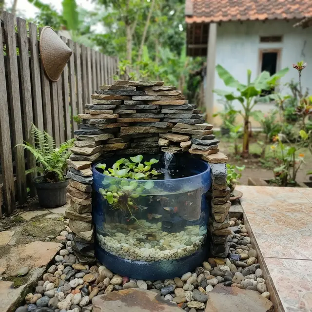 Ide Dekorasi Kolam Galon Bekas dengan Batu Alam dan Tanaman Air, Suasananya Asri, Cantik dan Hemat Biaya Model dengan Batu Tempel dan Eceng Gondok Mini