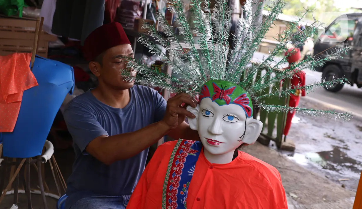 Perajin menyelesaikan pembuatan ondel-ondel untuk dijual di Tangerang, Banten, Selasa (14/7/2020). Kementerian Koperasi dan UKM menargetkan digitalisasi 10 juta UMKM pada 2020 menyusul perubahan tren dan perilaku konsumen di tengah pandemi COVID-19. (Liputan6.com/Angga Yuniar)