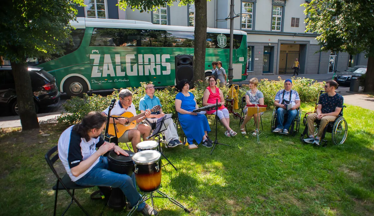 Orang-orang tampil di acara Hari Musik Jalanan (Street Music Day) di Vilnius, Lithuania (18/7/2020). Sejumlah musisi profesional dan amatir tampil di jalan-jalan dan taman di kota tua Vilnius dalam rangka merayakan Hari Musik Jalanan pada Sabtu (18/7). (Xinhua/Alfredas Pliadis)
