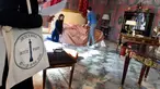 Pekerja menyiapkan tampilan ruangan Suite Imperiale dari Hotel Ritz sebelum dipamerkan di rumah lelang Artcurial, Paris, Rabu (11/4).  Hotel legendaris di Paris tersebut melelang beberapa barang ikoniknya pada 17 April mendatang. (GERARD JULIEN/AFP)