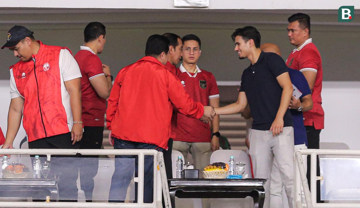 Calon pemain naturalisasi Timnas Indonesia Nathan Tjoe-A-On (ketiga kanan) berjabat tangan dengan Presiden Joko Widodo saat jeda babak pertama laga Kualifikasi Piala Dunia 2026 zona Asia antara Timnas Indonesia melawan Brunei di Stadion Utama Gelora Bung Karno (SUGBK), Senayan, Jakarta, Kamis (12/10/2023). Nathan memiliki garis keturunan Indonesia dari kakeknya. Ayah dari ibu Nathan diketahui berasal dari Semarang, Jawa Tengah. (Bola.com/Bagaskara Lazuardi)