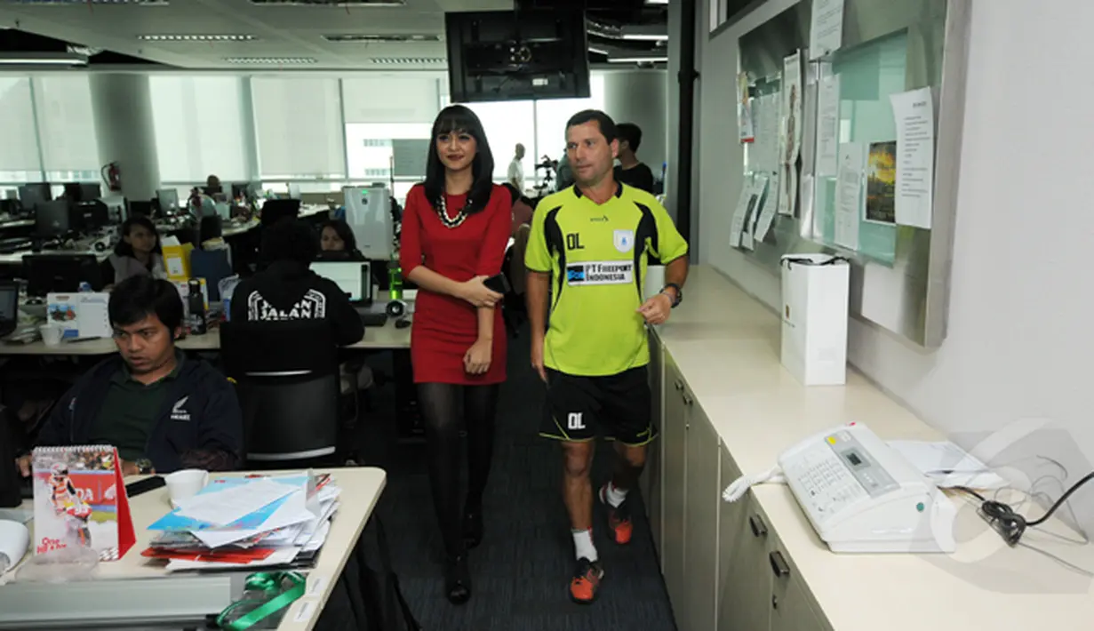 Pelatih Persipura Jayapura, Oswaldo Lessa (kanan) melihat suasana ruang redaksi Liputan6.com di Jakarta, Selasa (17/2/2015). Oswaldo Lessa berkunjung di sela-sela program latihan tim Mutiara Hitam di Jakarta. (Liputan6.com/Helmi Fithriansyah)