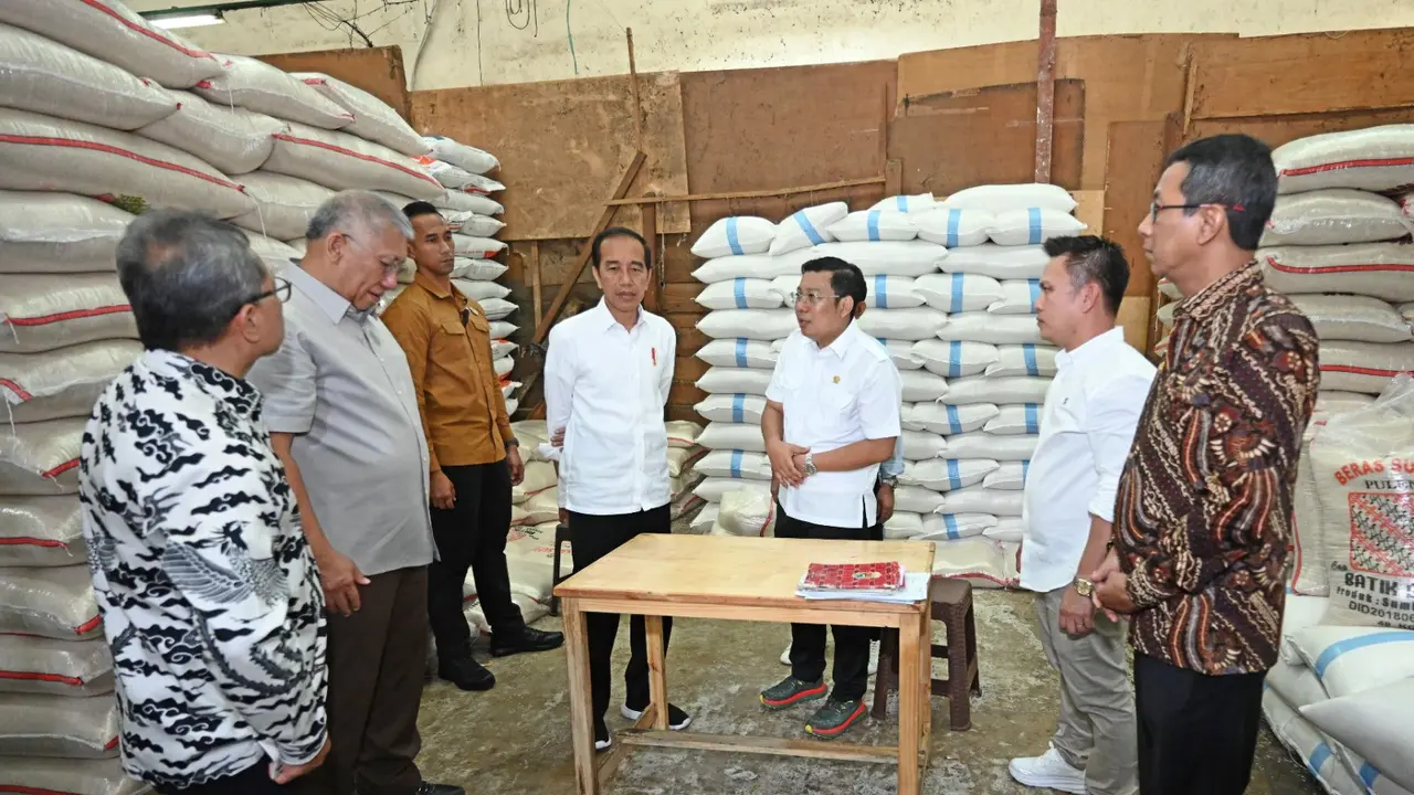 Presiden Joko Widodo (Jokowi) melakukan pengecekan ketersediaan Cadangan Beras Pemerintah (CBP) yang disalurkan dalam program Stabilisasi Pasokan dan Harga Pangan (SPHP) di Pasar Induk Beras Cipinang (PIBC). (Dok Setpres)