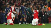 Gelandang Arsenal, Noni Madueke, merayakan keberhasilan timnya melangkah ke final Liga Champions 2025/2026 setelah menyingkirkan Atletico Madrid dengan kemenangan agregat 2-1. (Adrian Dennis / AFP)