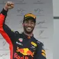 Daniel Ricciardo menyalip Kimi Raikkonen dan menempati peringkat keempat klasemen sementara F1 2017 setelah memenangi balapan F1 di Baku, Azerbaijan. Ricciardo mengumpulkan 92 poin. (AP/Darko Bandic)