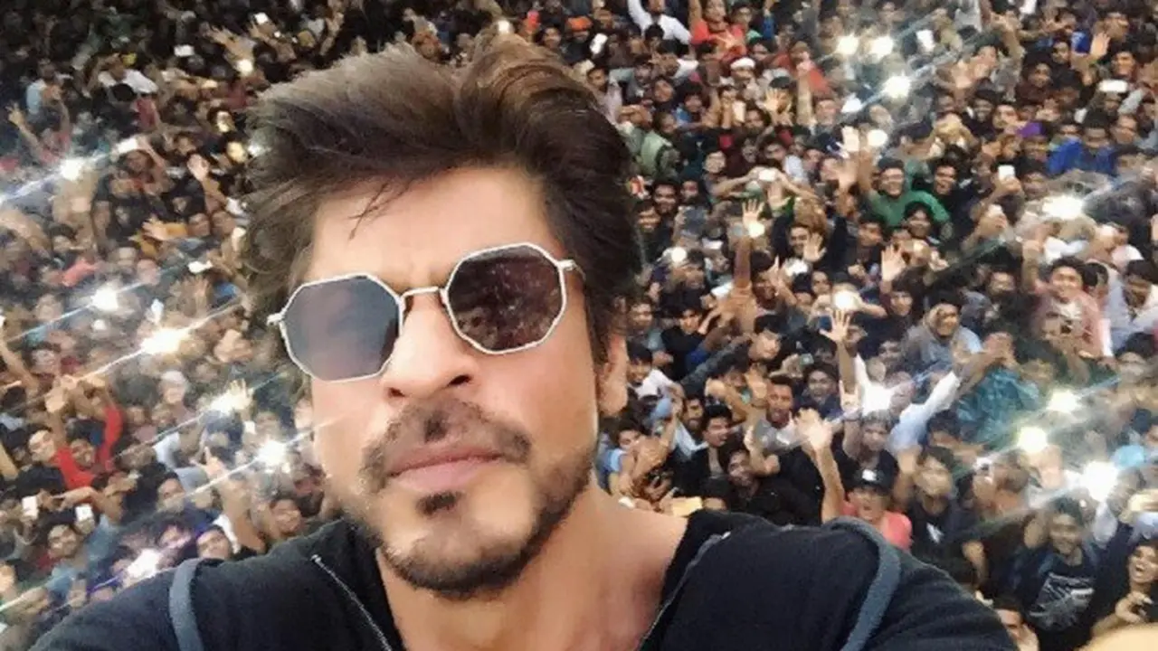 Shahrukh Khan mereyakan ulang tahunnya ke-51 bersama ribuan penggemar. (Instagram/iamsrk)
