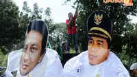 Dalam aksinya di depan Balai Kota Jakarta pada Selasa 1 April 2014 puluhan mahasiswa HMI membawa boneka bergambar Gubernur DKI Jakarta Joko Widodo dan Mantan Kadishub DKI Udar Pristono (Liputan6.com/Helmi Fithriansyah)