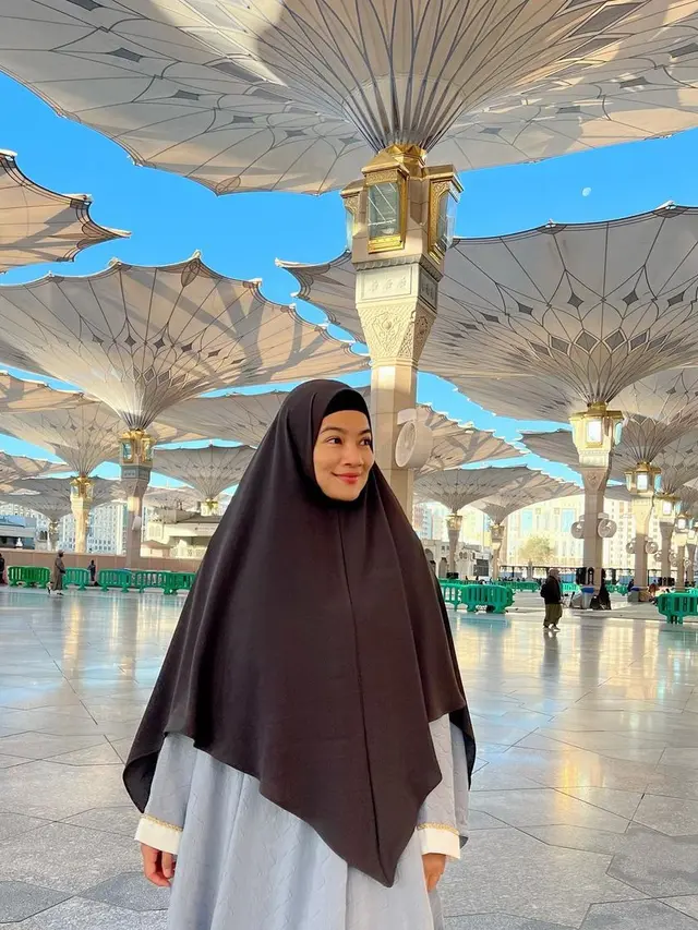 6 Outfit Titi Kamal Saat Umrah Bersama Christian Sugiono, Anggun dalam Balutan Gamis hingga Cadar