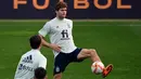Gelandang Spanyol Marcos Llorente mengambil bagian dalam sesi latihan di La Coruna, Senin (28/3/2022).  Spanyol akan beruji coba melawan Islandia pada pertandingan International Friendly di Stadion Riazor, Rabu 30 Maret 2022 dini hari WIB. (JAVIER SORIANO/AFP)