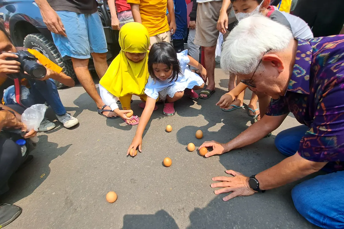 Warga mencoba memberdirikan telur saat Festival Peh Cun di Tangerang, Kamis (22/6/2023).