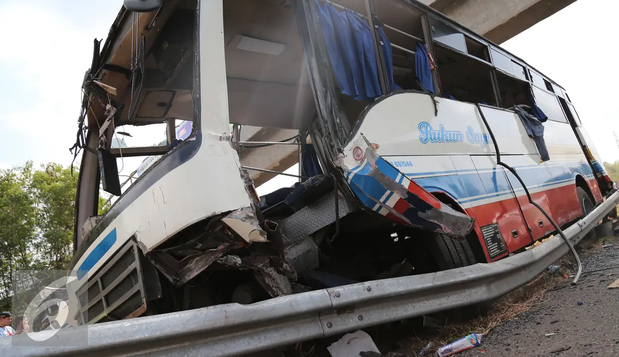 Penampakan bus PO Rukun Sayur yang menghantam tiang jembatan penyebrangan di KM 202, Jawa Barat, Selasa (14/7/2015). Kecelakaan tersebut menyebabkan 11 orang tewas dan 27 luka - luka. (Liputan6.com/Herman Zakharia)