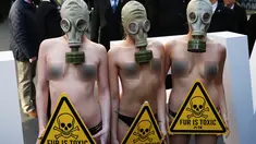 Sejumlah demonstran menggunakan masker gas saat unjuk rasa menolak London Fashion Week, Inggris (19/2). Alasan mereka menolak acara fashion tersebut karena pemakaian bulu binatang dalam pembuatan busananya. (REUTERS / Neil Balai)