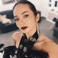 Penampilan Enzy Storia saat liburan keliling Eropa bareng bestie curi perhatian. @enzystoria.