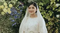 Menikah 2024 dengan Kaesang, Erina Gudono akhir mengumumkan kehamilan anak pertamanya di May. Saat syukuran kehamilan, ia tampil dengan dress berpayet warna putih gading dipadukan kerudung organzanya. [@erinagudono]