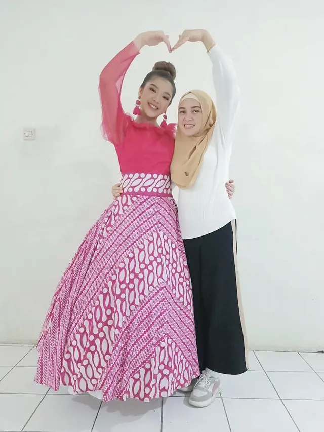 Jarang Tersosot, Ini 6 Potret Kebersamaan Tiara Andini dan Ibunda