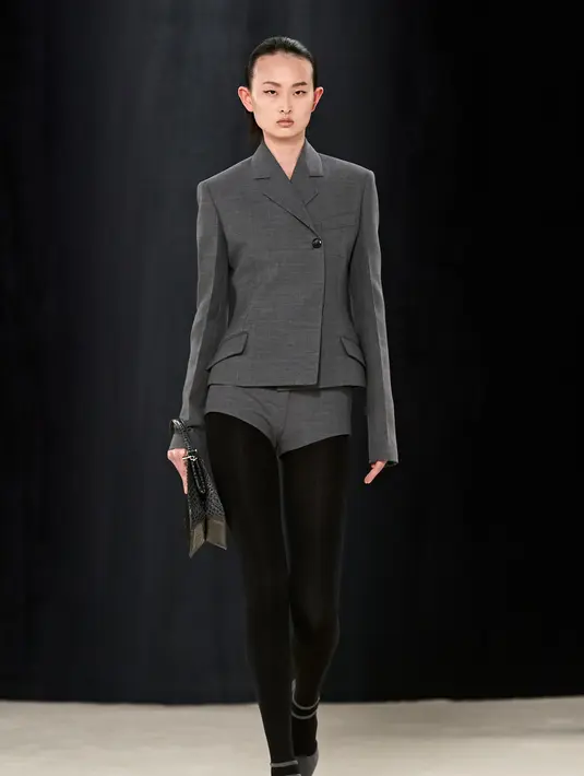 <p>Cerita tentang Ferragamo, mulai dari membuat sepatu untuk film di tahun 1930an. Lalu, hubungan ini berkembang, bersama bintang film seperti Sophia Loren dan Marylin Monroe di tahun 1950an. Maximillian Davis tertarik melihat waktu-waktu ini sebagai referensi dan membuatnya lebih modern untuk hari ini. Foto: Document/Ferragamo.</p>