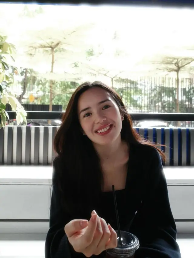 Gaya makeup dan fashion ala Beby Tsabina (Instagram/@bebytsabina)