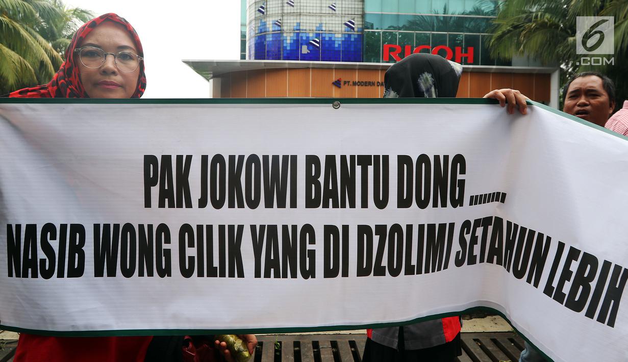 Karyawan Eks 7-Eleven membentangkan spanduk saat Demo di depan Kantor Pengusaha Sungkono Honoris, Jakarta, Rabu (9/1). Mereka menuntut pembayaran uang pesangon yang sampai saat ini belum mereka terima semenjak 7-Eleven tutup. (Liputan6.com/Johan Tallo)