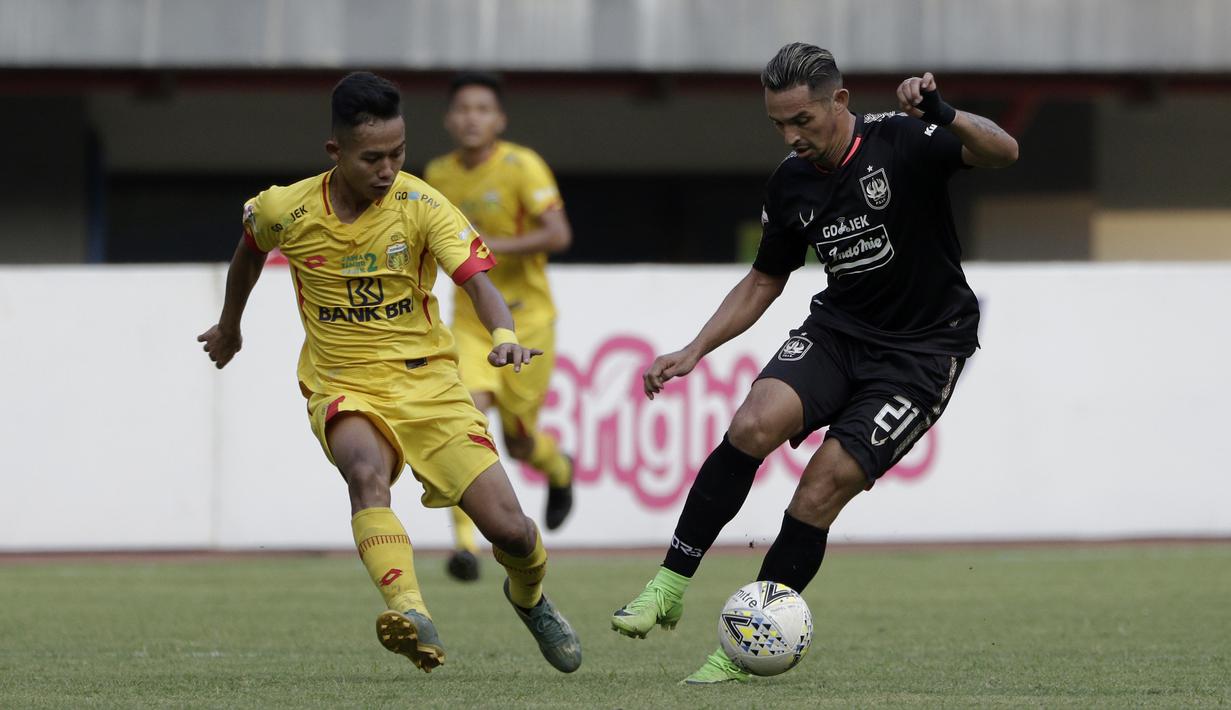 Striker PSIS Semarang, Silvio Escobar, berebut bola dengan pemain Bhayangkara FC pada laga Shopee Liga 1 di Stadion Patriot Chandrabhaga, Bekasi, Selasa (20/8). Bhayangkara bermain imbang 0-0 dengan PSIS. (Bola.com/Yoppy Renato)
