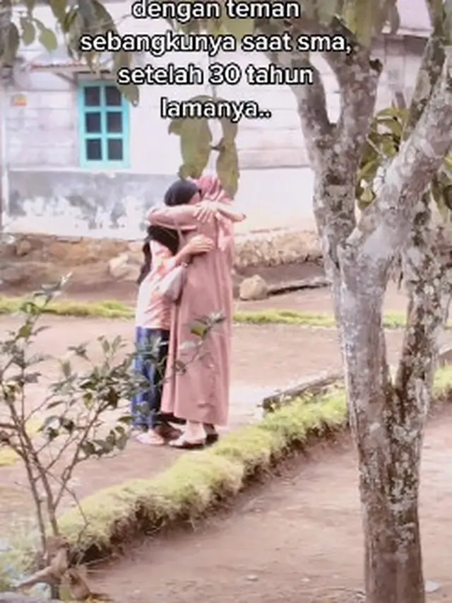 30 Tahun Terpisah, Momen Pertemuan Wanita dengan Teman Sebangkunya Ini Bikin Haru