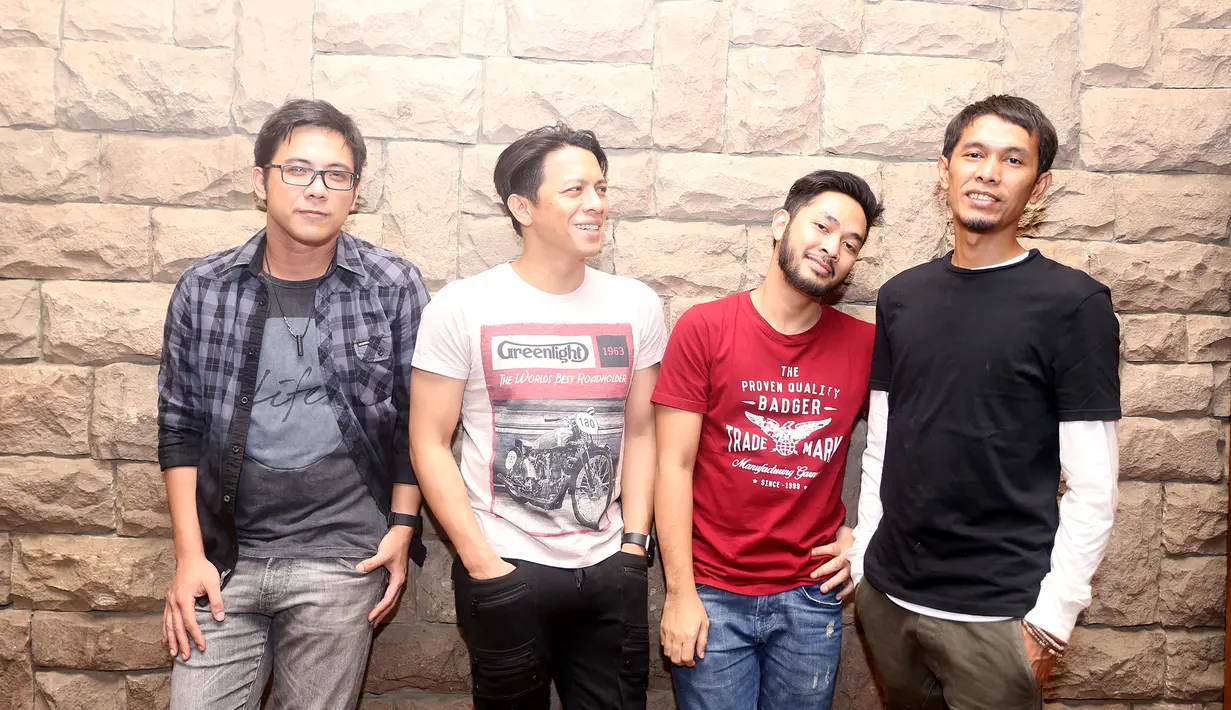 "Saya resolusi yang kecil-kecil aja lah, tahun ini harus disiplin lagi. Jadi, kalau kerja mudah-mudahan nggak banyak telatnya. Latihan nggak telat. Target kerjaan nggak telat," tutur Ariel NOAH, di Jakarta Utara, Jumat (1/1/2015).(Andy Masela/Bintang.com)